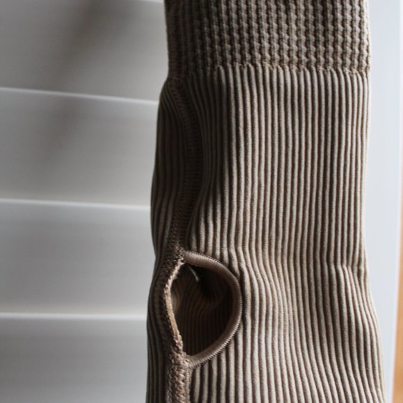 Aerie OFFLINE Main Squeeze Seamless Waffle Cropped Henley T-Shirt - Picture 3 of 5